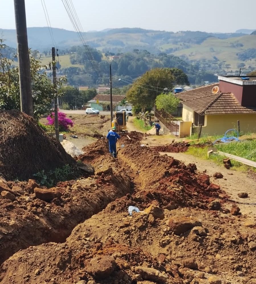 Obras da Casan reforçam sistemas de água e esgoto em Erval Velho